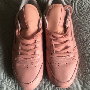 Reebok Classic Sneakers in Pink
